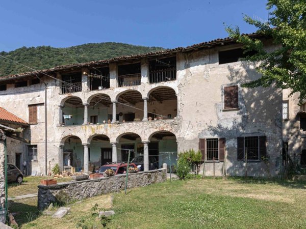 casa indipendente in vendita a Valbrona in zona Osigo