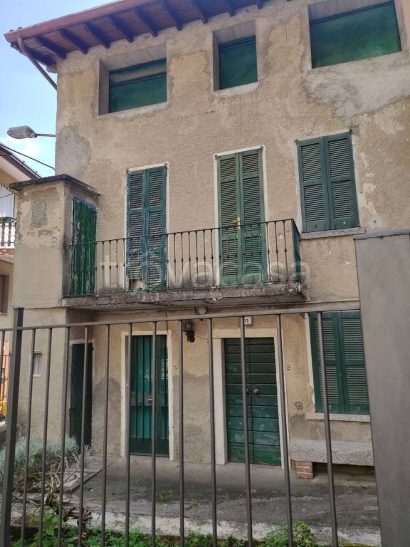 casa indipendente in vendita a Valbrona in zona Maisano