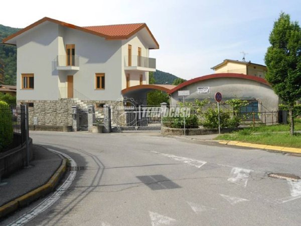 casa indipendente in vendita a Valbrona in zona Visino