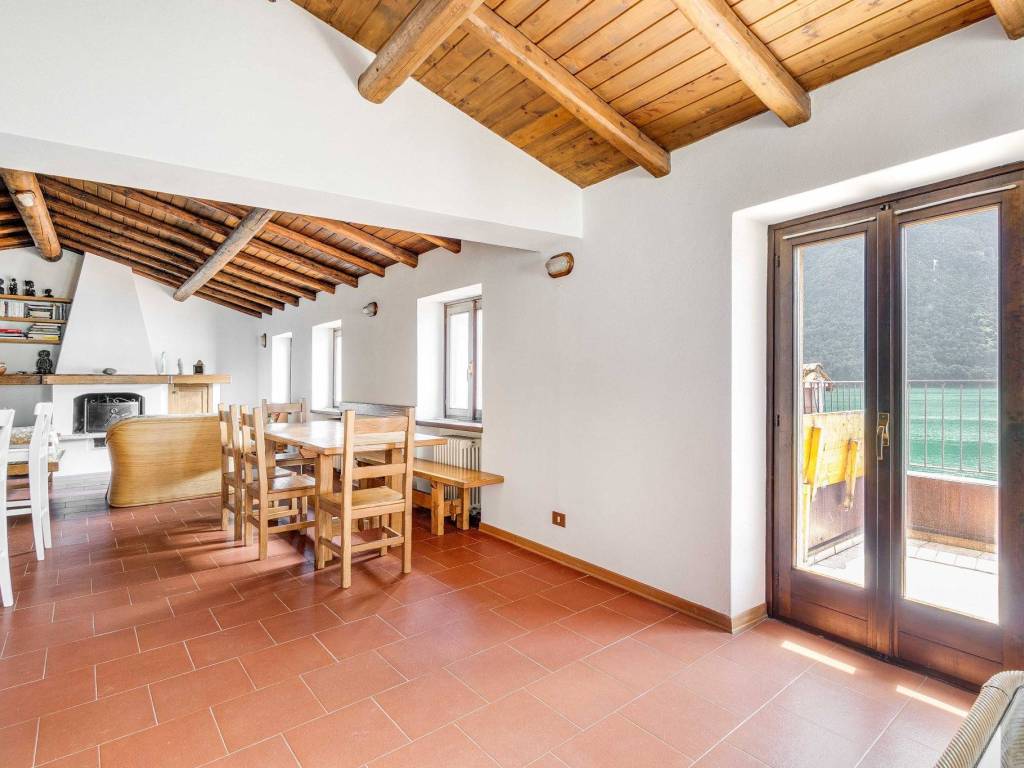 casa indipendente in vendita a Valsolda in zona Oria