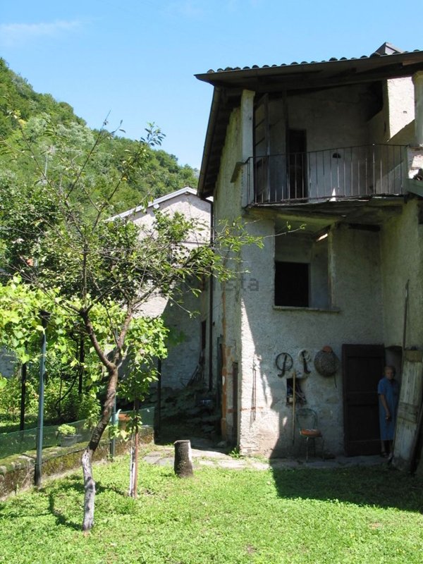 casale in vendita a Valsolda in zona San Mamete
