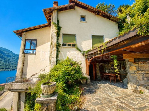 casa indipendente in vendita a Valsolda in zona Loggio