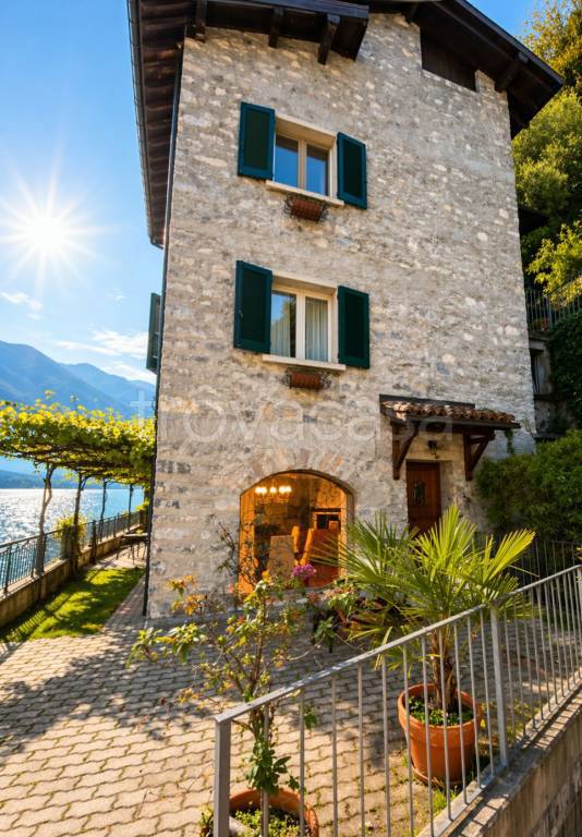 casa indipendente in vendita a Valsolda in zona Cressogno