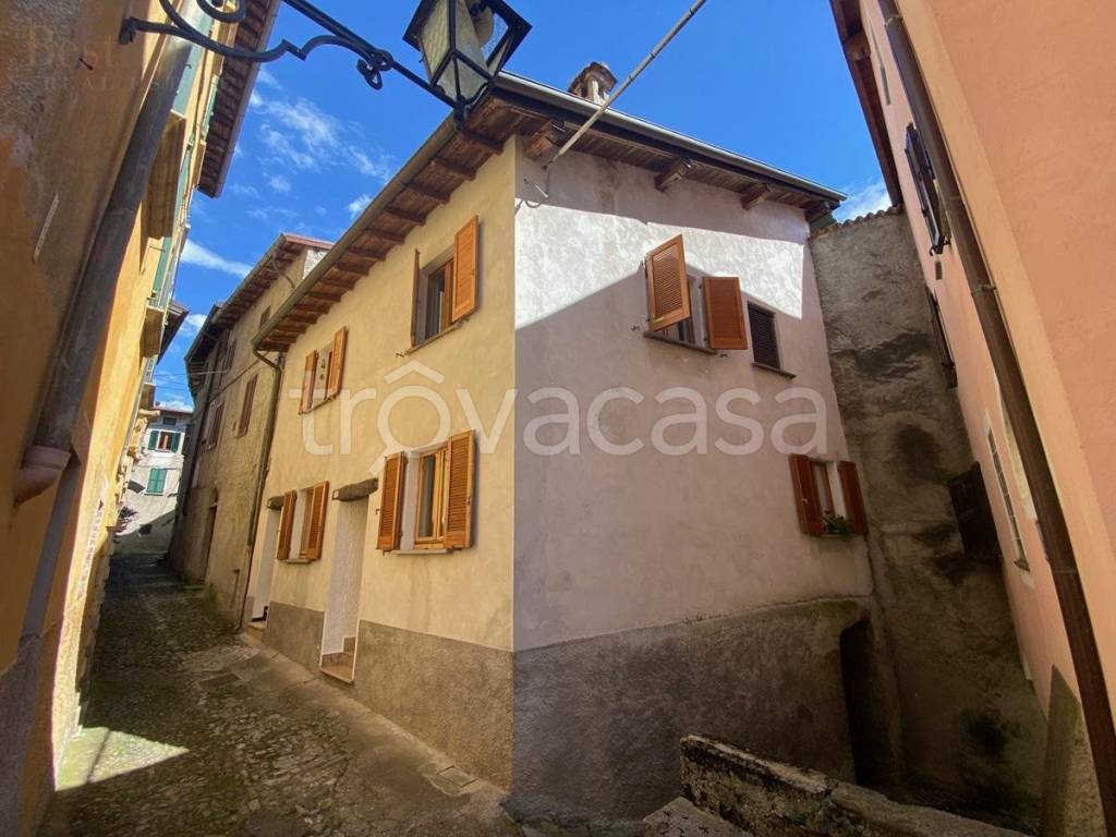 casa indipendente in vendita a Valsolda in zona Loggio