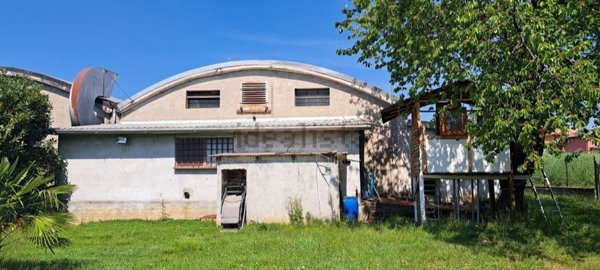 locale di sgombero in vendita a Veniano