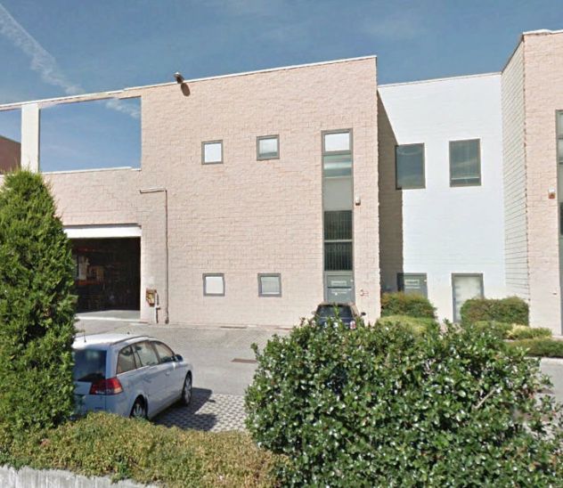 locale commerciale in vendita a Vertemate con Minoprio