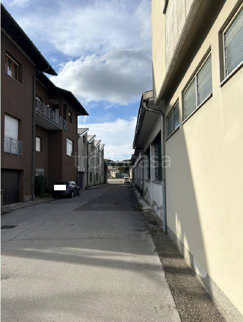 locale commerciale in vendita a Vertemate con Minoprio