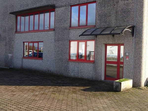 locale commerciale in vendita a Vertemate con Minoprio