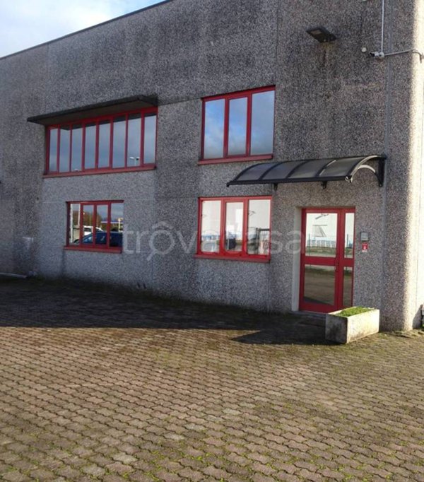 locale commerciale in vendita a Vertemate con Minoprio