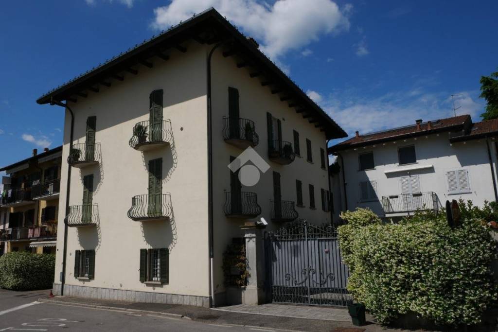 appartamento in vendita a Villa Guardia in zona Maccio