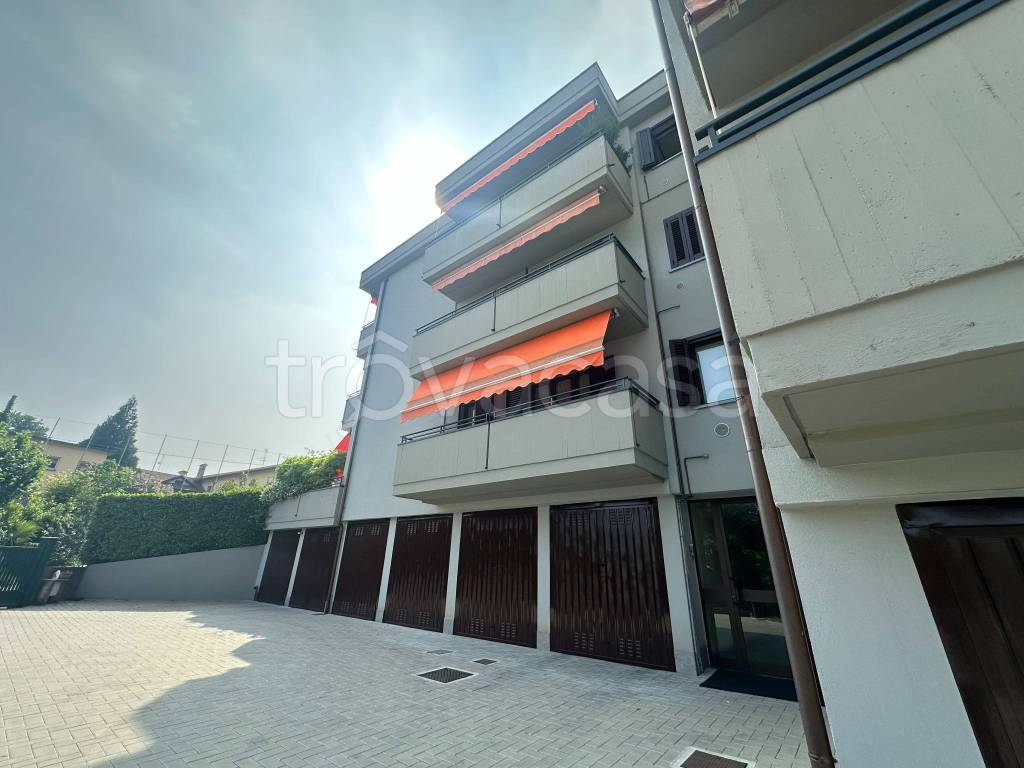 appartamento in vendita a Villa Guardia in zona Maccio