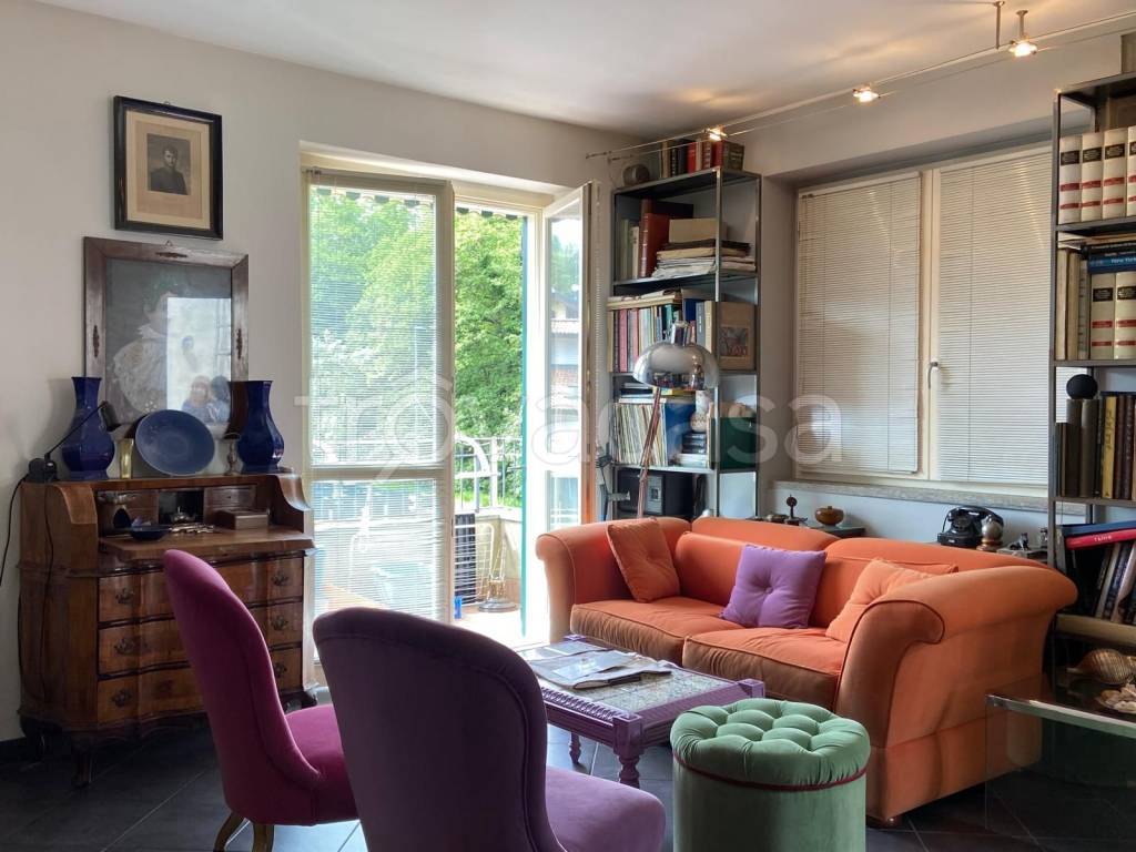 casa indipendente in vendita a Villa Guardia in zona Maccio