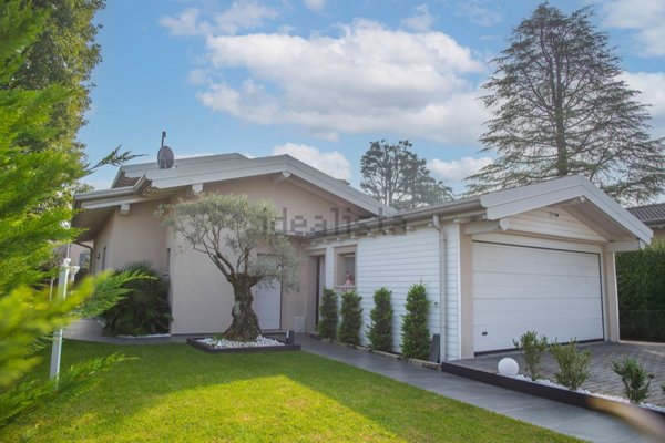 casa indipendente in vendita a Villa Guardia in zona Maccio