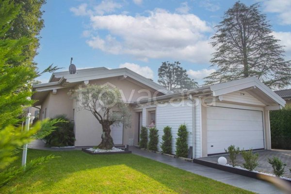 casa indipendente in vendita a Villa Guardia in zona Maccio