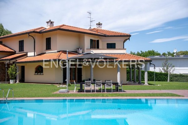 casa indipendente in vendita a Villa Guardia in zona Maccio