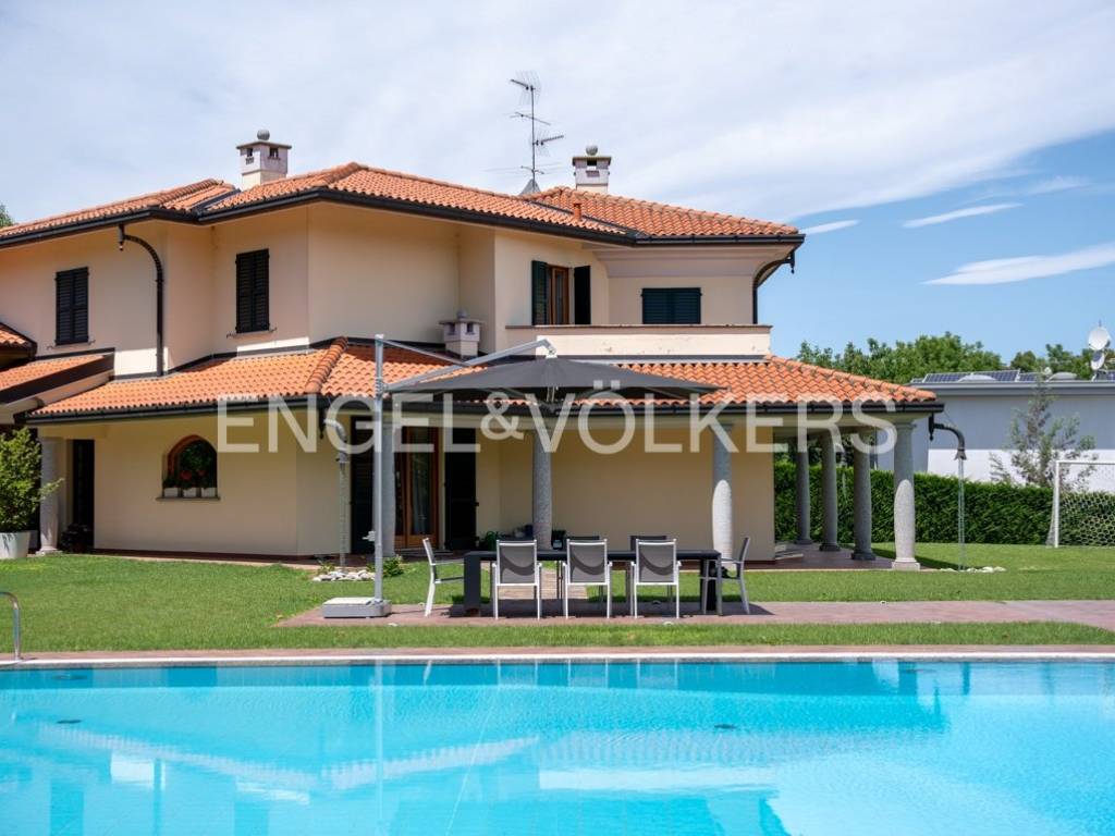 casa indipendente in vendita a Villa Guardia in zona Maccio