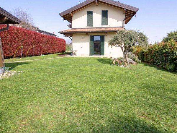 casa indipendente in vendita a Villa Guardia in zona Maccio