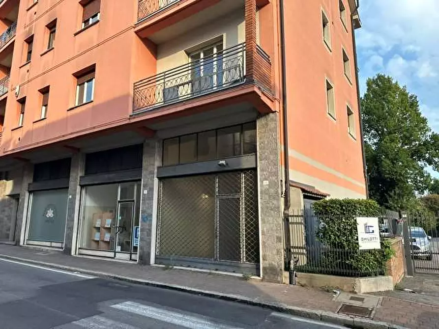 negozio in vendita a Villa Guardia in zona Maccio