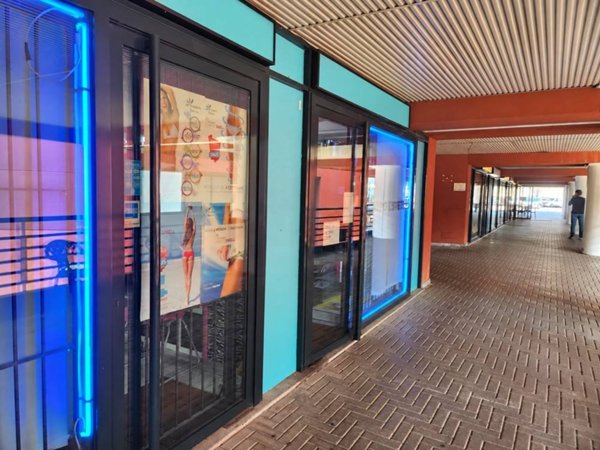 locale commerciale in vendita a Villa Guardia