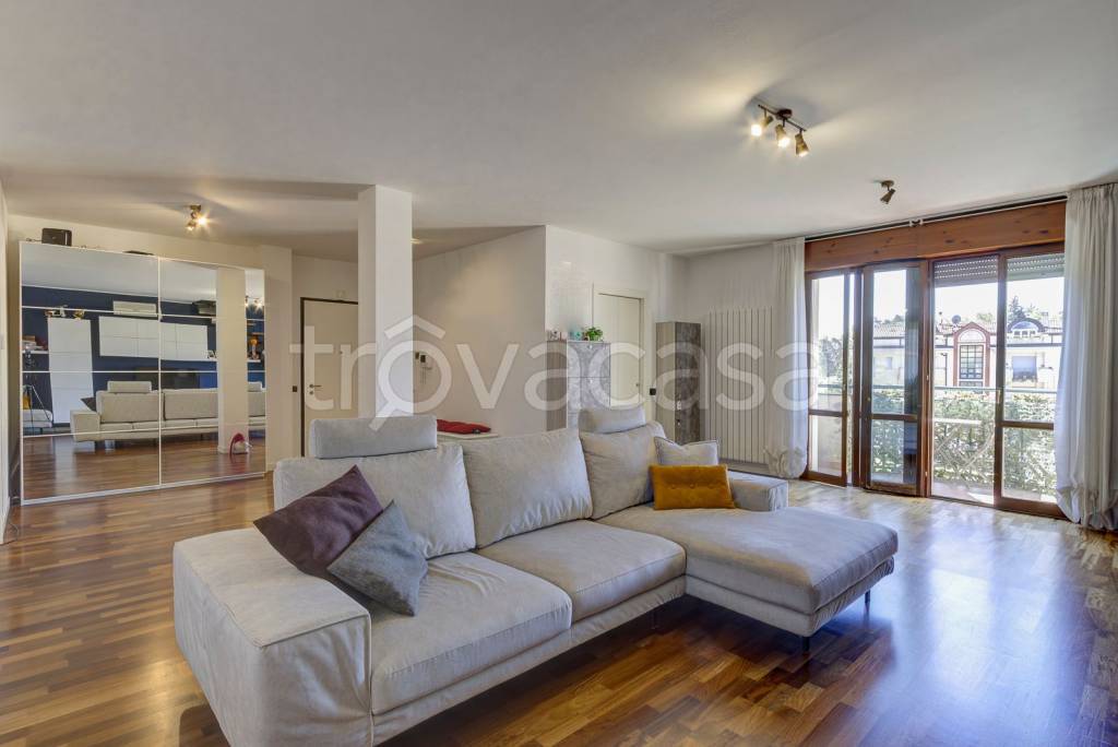 appartamento in vendita a Villa Guardia in zona Masano