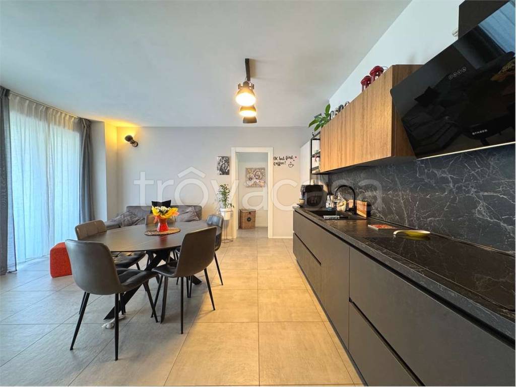 appartamento in vendita a Villa Guardia in zona Masano