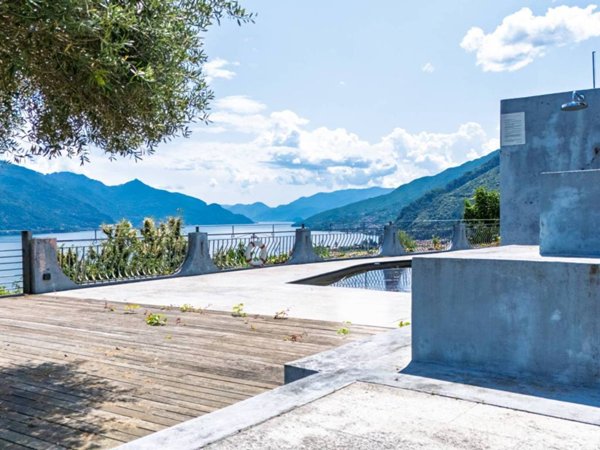 intera palazzina in vendita a Gravedona ed Uniti