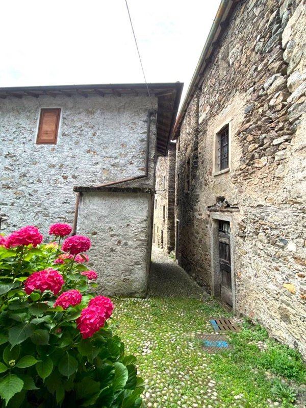casa indipendente in vendita a Gravedona ed Uniti in zona Gravedona