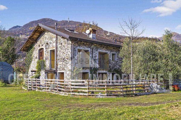 casa indipendente in vendita a Gravedona ed Uniti in zona Gravedona