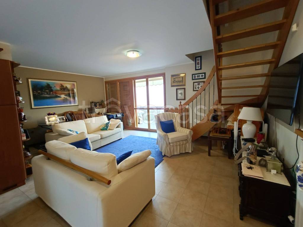 casa indipendente in vendita a Bellagio in zona Civenna
