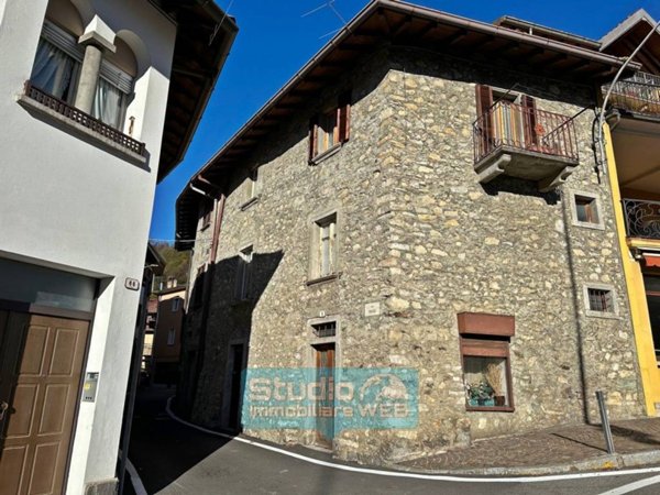 casa indipendente in vendita a Bellagio in zona Civenna