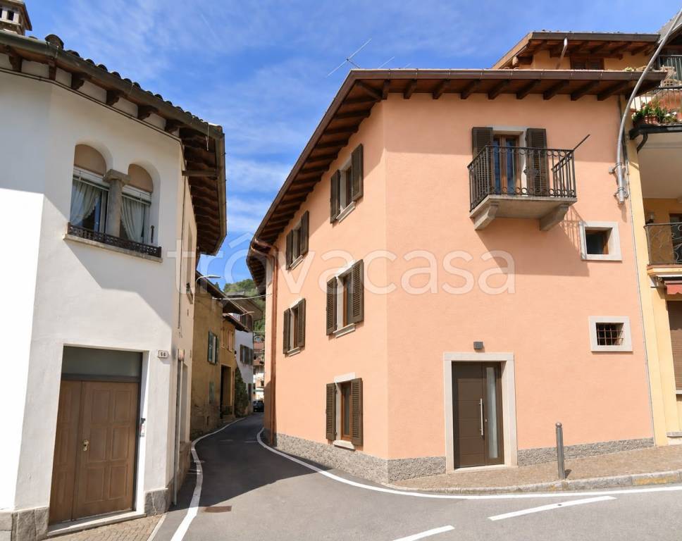 casa indipendente in vendita a Bellagio in zona Civenna