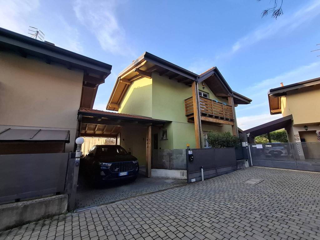 casa indipendente in vendita a Colverde in zona Drezzo