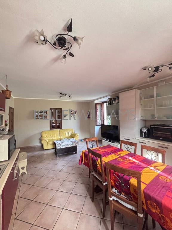 casa indipendente in vendita a Colverde in zona Drezzo