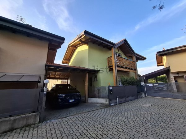 casa indipendente in vendita a Colverde in zona Drezzo