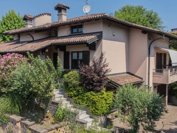 casa indipendente in vendita a Colverde in zona Drezzo