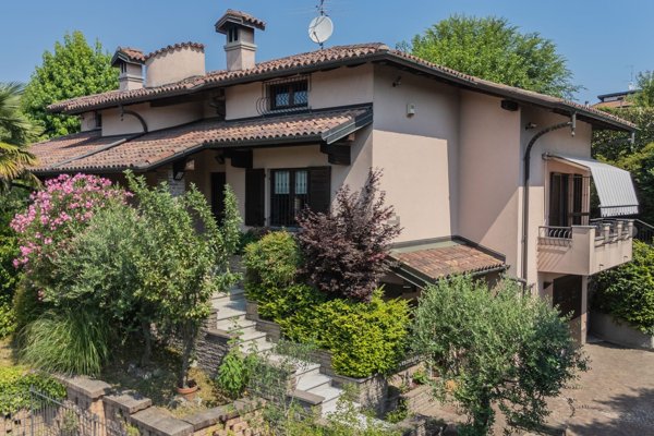 casa indipendente in vendita a Colverde in zona Drezzo