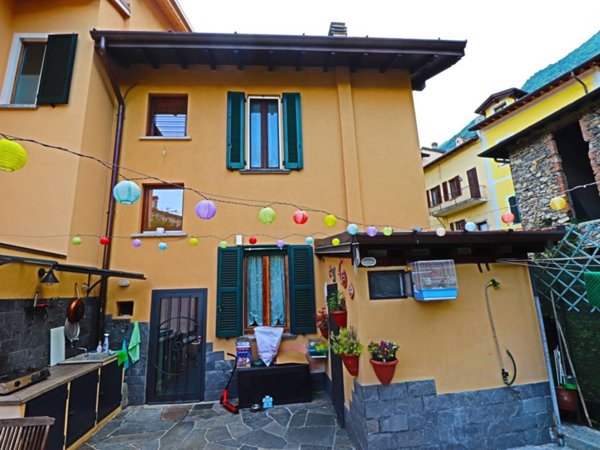 casa indipendente in vendita a Tremezzina in zona Azzano