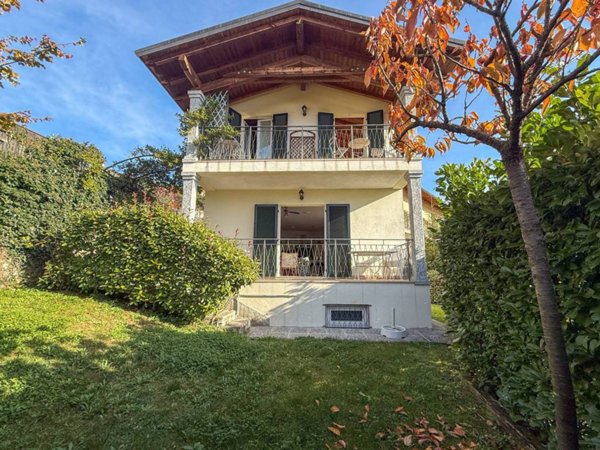 casa indipendente in vendita a Tremezzina in zona Azzano