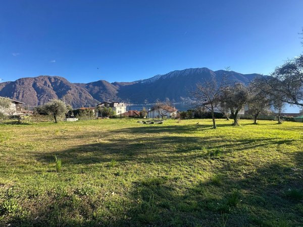 terreno edificabile in vendita a Tremezzina in zona Ossuccio