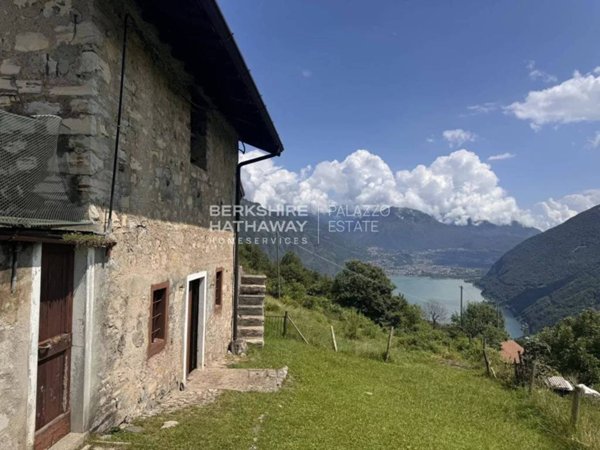 casa indipendente in vendita ad Alta Valle Intelvi in zona Ramponio Verna