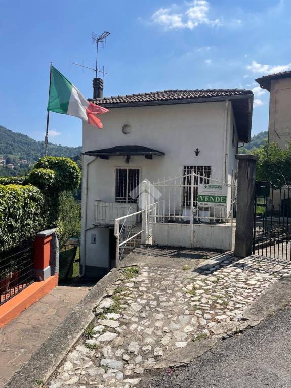 casa indipendente in vendita ad Alta Valle Intelvi in zona Ramponio Verna