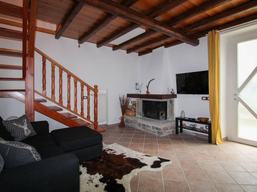 appartamento in vendita ad Alta Valle Intelvi in zona Ramponio Verna