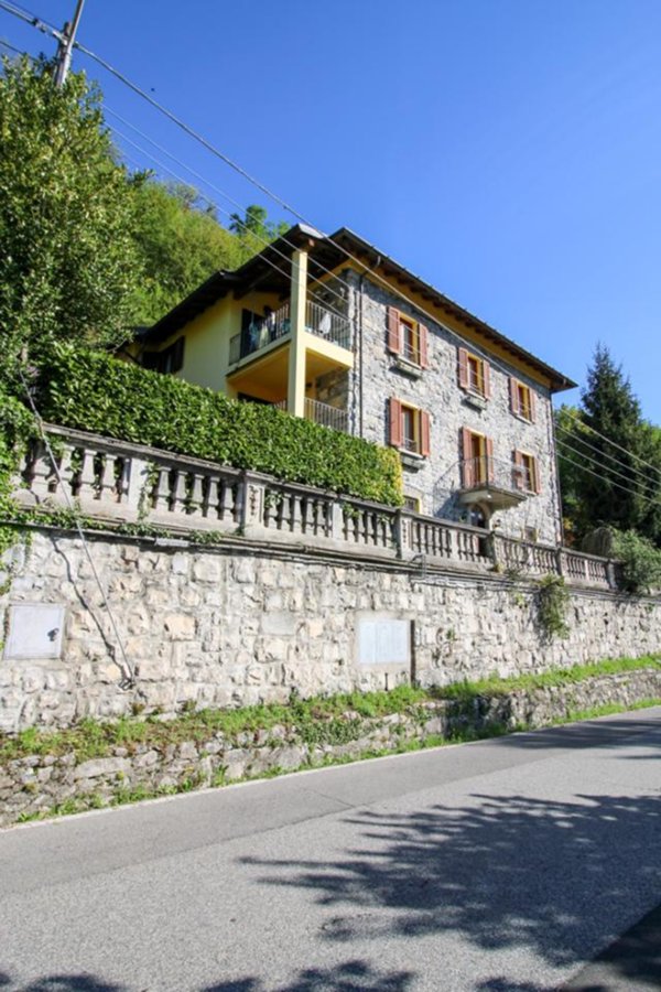 casa indipendente in vendita ad Alta Valle Intelvi in zona Ramponio Verna