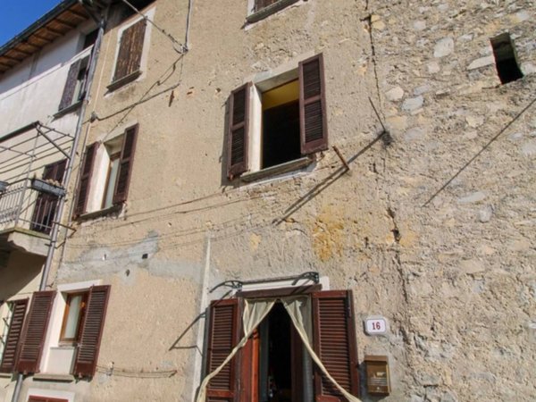 appartamento in vendita ad Alta Valle Intelvi in zona Scaria