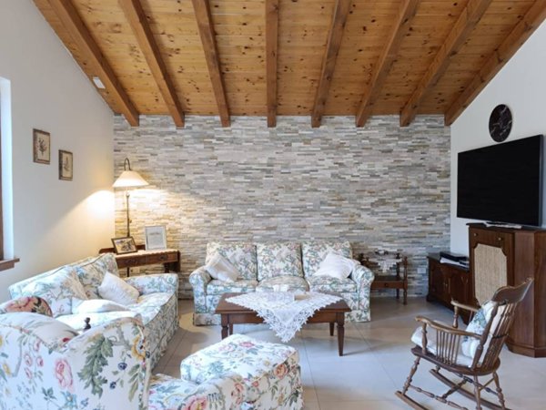 casa indipendente in vendita ad Alta Valle Intelvi in zona Ramponio Verna
