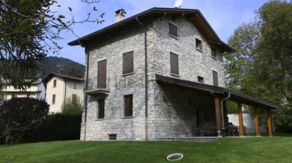 esavano in vendita ad Alta Valle Intelvi in zona Lanzo d'Intelvi