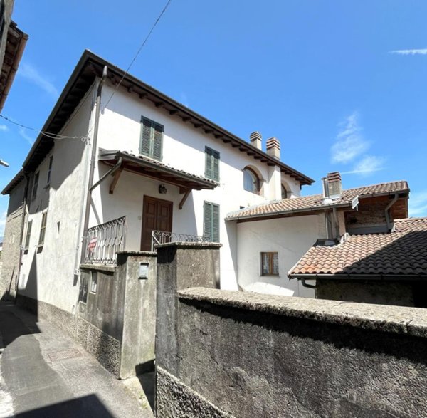 appartamento in vendita ad Alta Valle Intelvi in zona Ramponio Verna