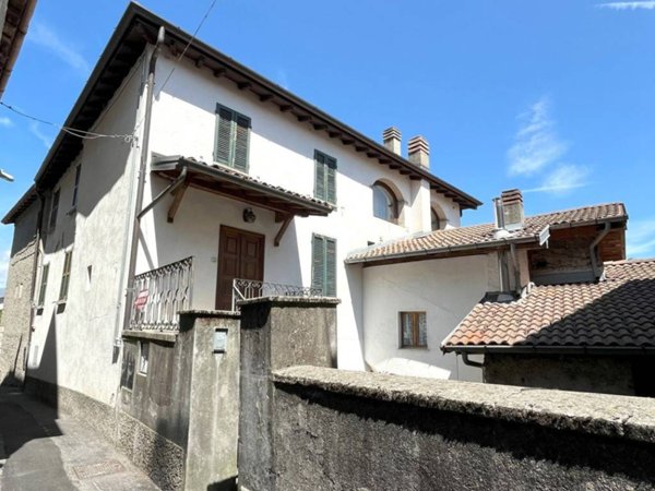 appartamento in vendita ad Alta Valle Intelvi in zona Ramponio Verna