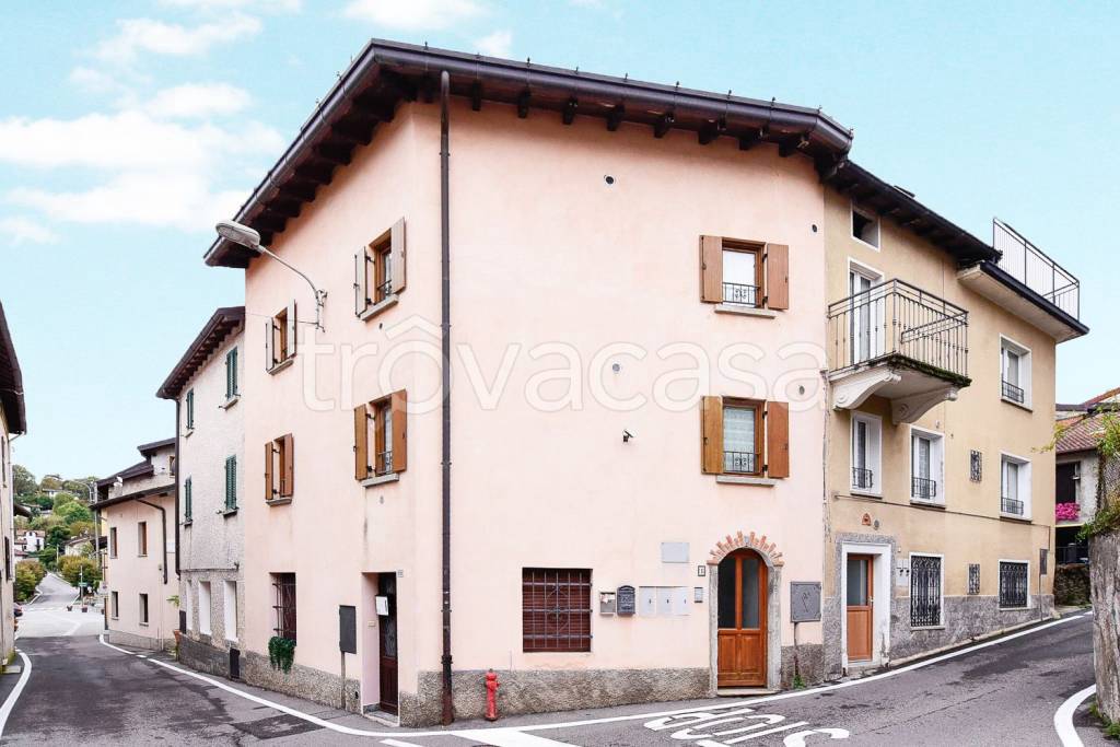 appartamento in vendita ad Alta Valle Intelvi in zona Pellio Intelvi