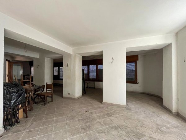 locale commerciale in vendita ad Alta Valle Intelvi in zona Lanzo d'Intelvi